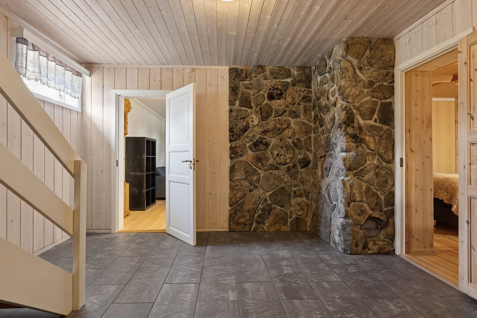 Trapperommet i kjelleren har gulvvarme og en robust natursteinsmur. Galleribilde