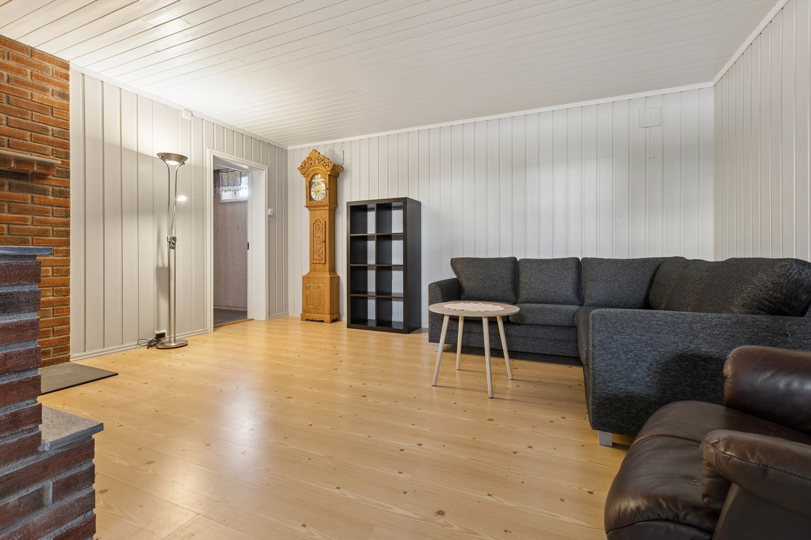 Romslig kjellerstue med god plass til sofagruppe og annet ønsket møblement. Galleribilde