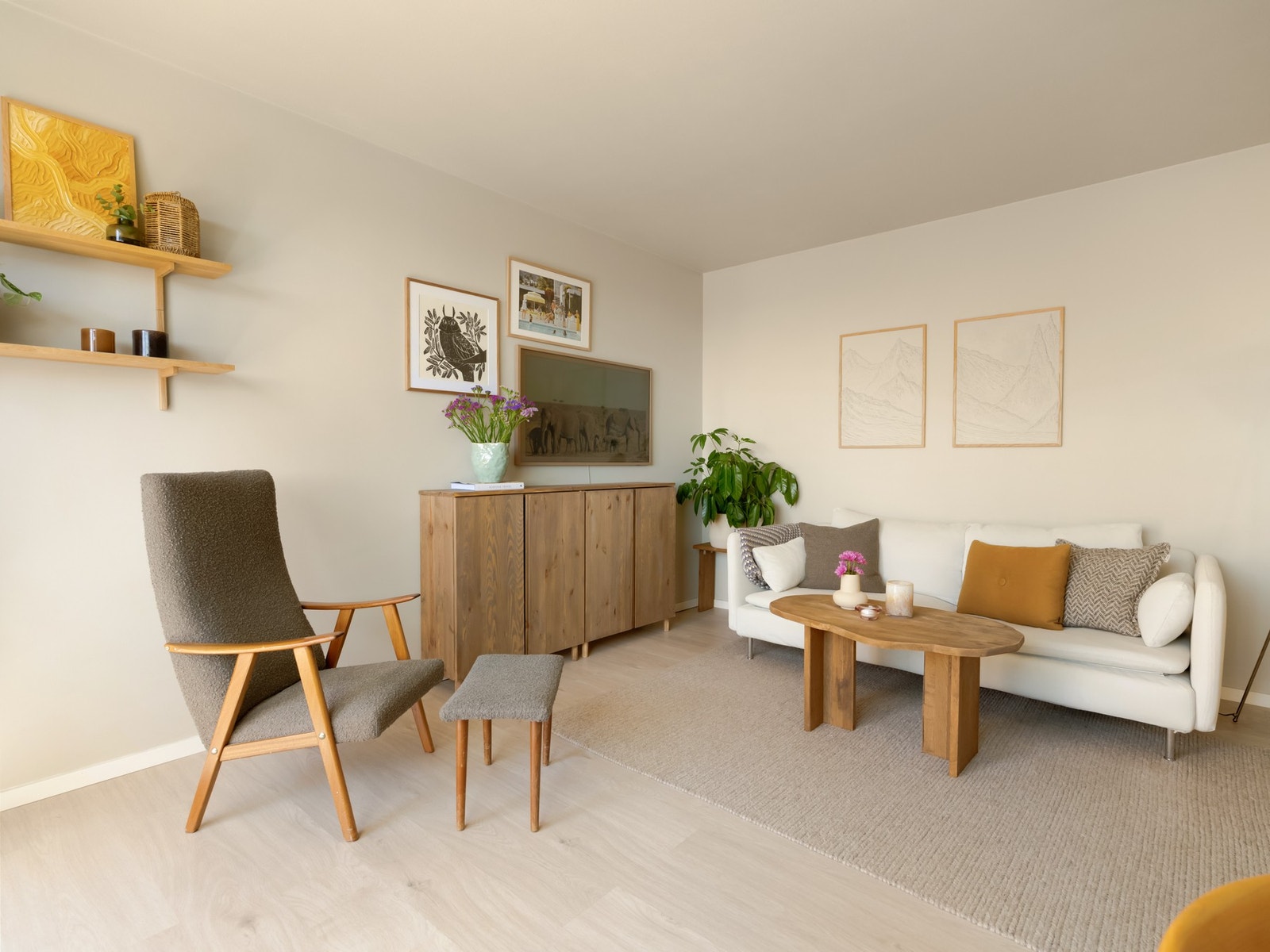 Stuen er enkel å innrede, og det er plass til både større sofagruppe, skjenk og lenestol. Galleribilde