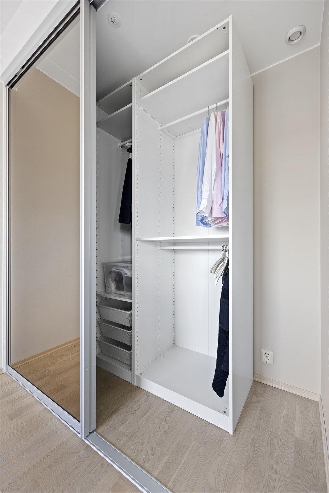 Stor skyvedørsgarderobe med god plass til klær m.m. Galleribilde