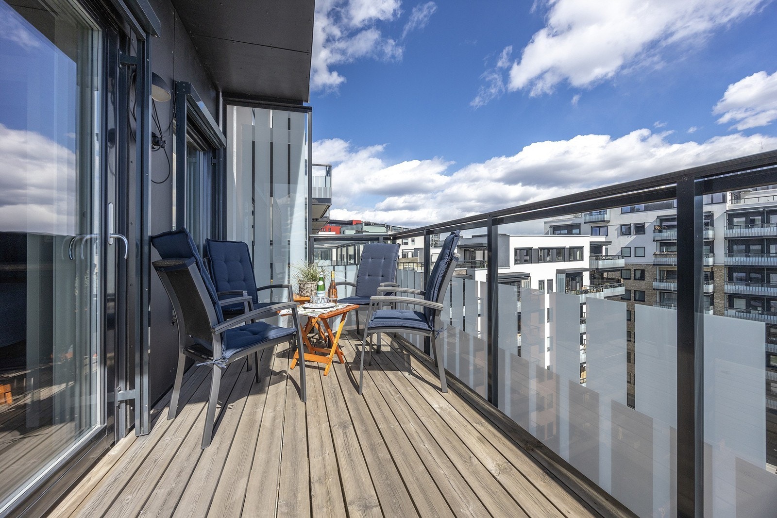 God plass til blant annet utemøbler og grill. Her kan man samle gjester på besøk. Rekkverk av metall og glass. Gulvoverflater er belagt med terrassebord. Balkongen har utebelysning og utvendig stikkontakt Galleribilde