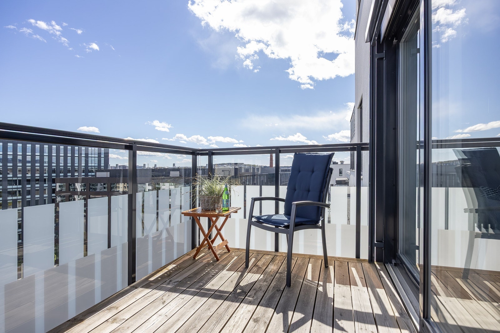Sydøstvendt balkong på 9 m². Selger opplyser om sol på balkongen fra tidlig morgen til ca. kl. 14.30 (sommertid). Solen står som høyest ca. kl. 13 (sommertid) Galleribilde
