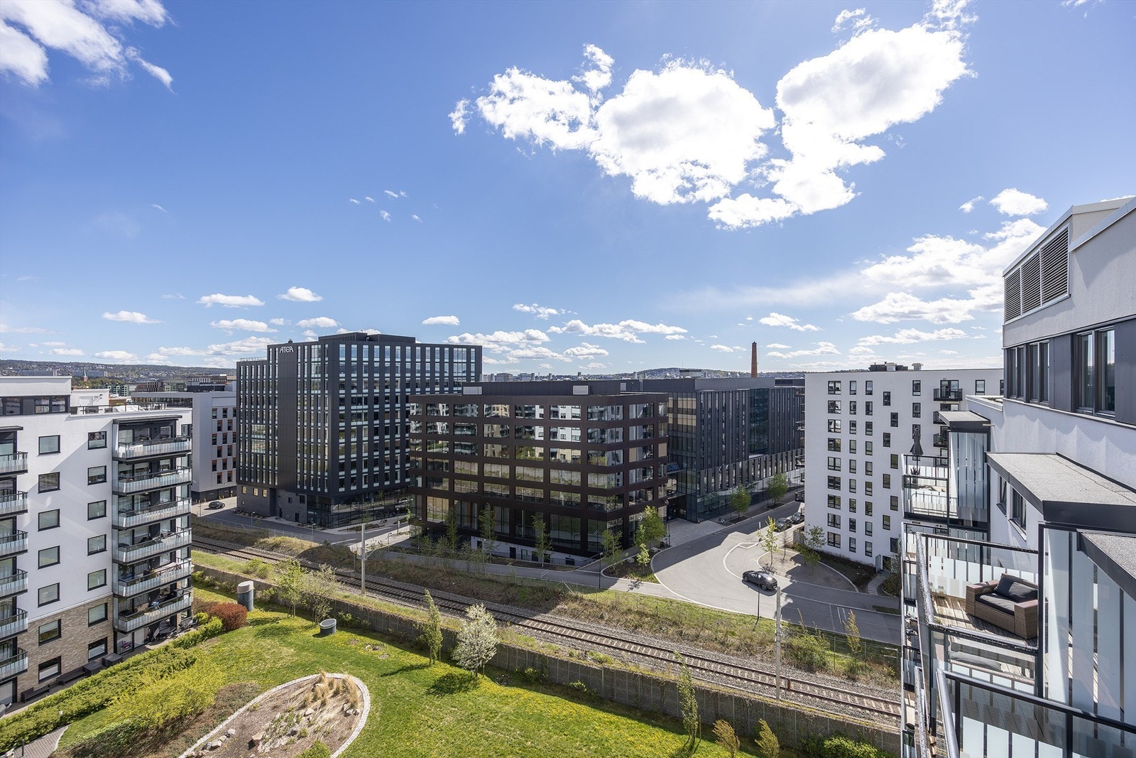 Leiligheten ligger høyt og luftig i 8.etasje med fin utsikt mot byen. Foto: Christian N. Christensen / Christensen Fotolink Galleribilde