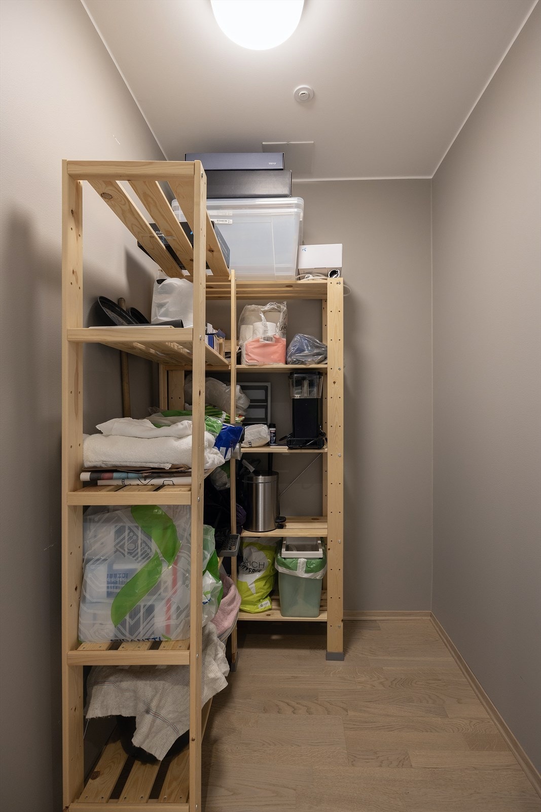 I tilknytning til entréen er det en meget praktisk innvendig bod med plass til for eksempel utstyr Galleribilde