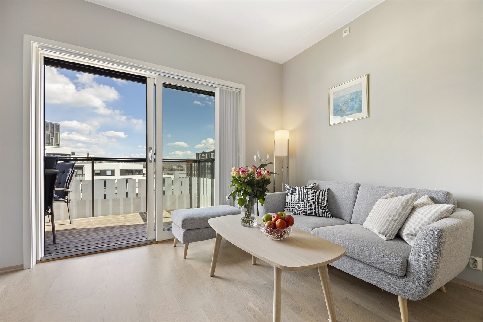 Fin og lys stue med store vindusflater som slipper inn lys og bringer inn utsikten Galleribilde