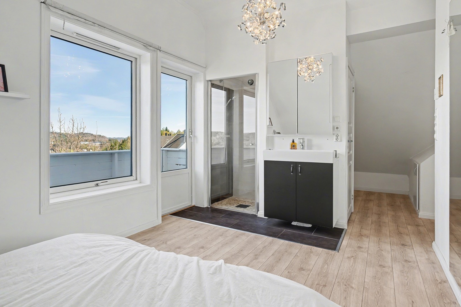 Soverom 4/master soverom med eget dusjrom, wc og garderobe. Galleribilde