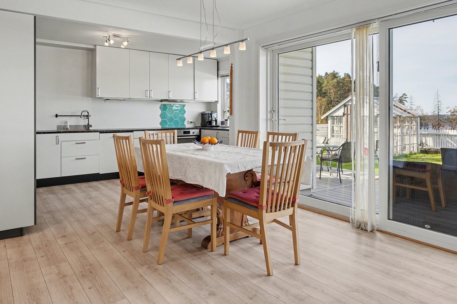 Store vinduer som slipper inn godt med naturlig lys. Galleribilde