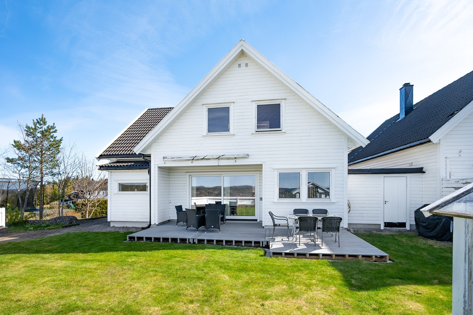 Skjermet uteplass har gode solforhold. Galleribilde