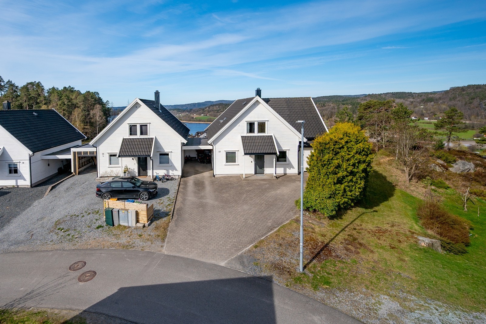 Pent gårdsrom med belegningsstein er godt vedlikeholdt. Galleribilde