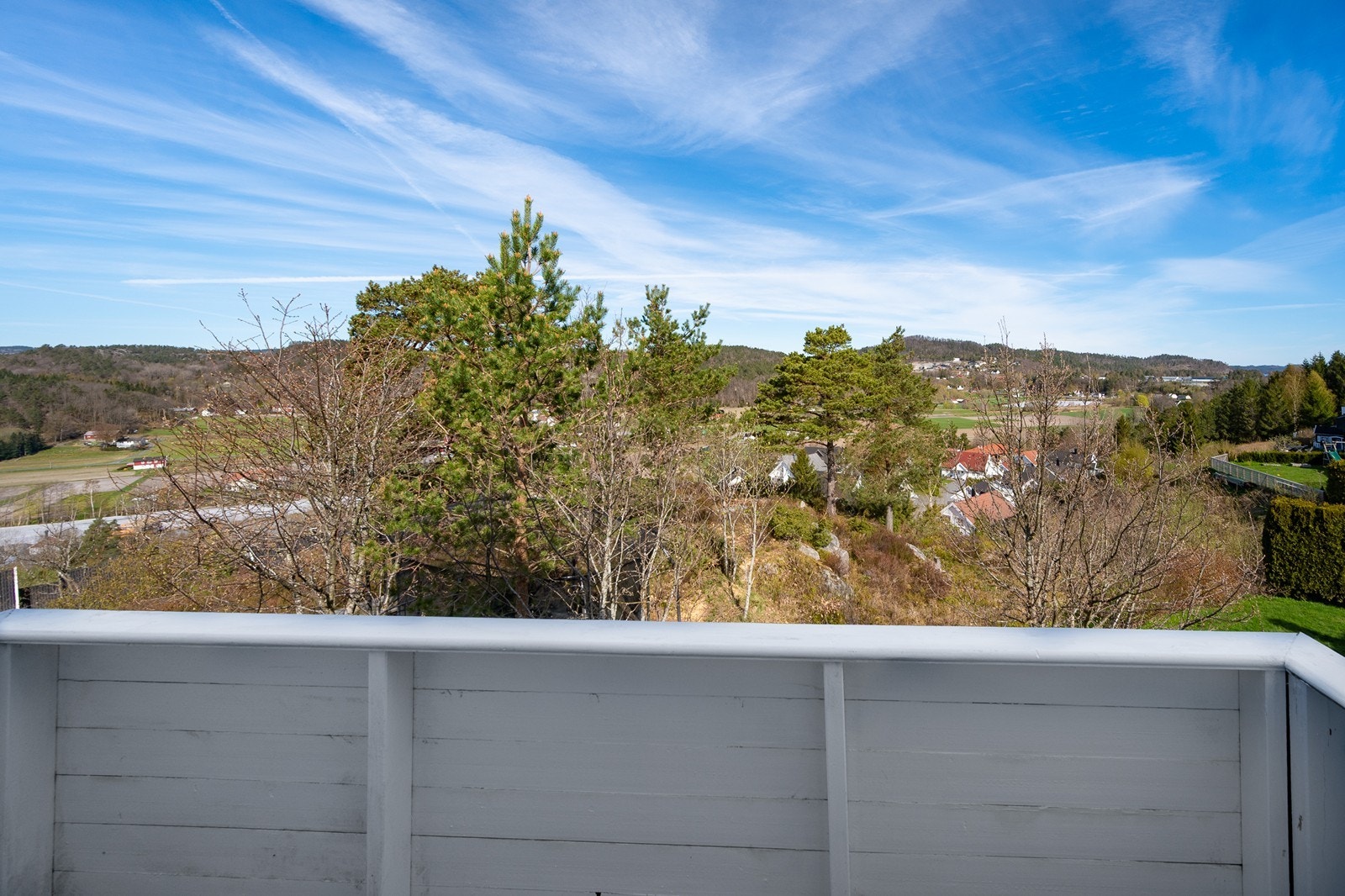 Balkong fra Master/ soverom 4 har gode solforhold om morgenen og ser utover Landvikvannet. Galleribilde