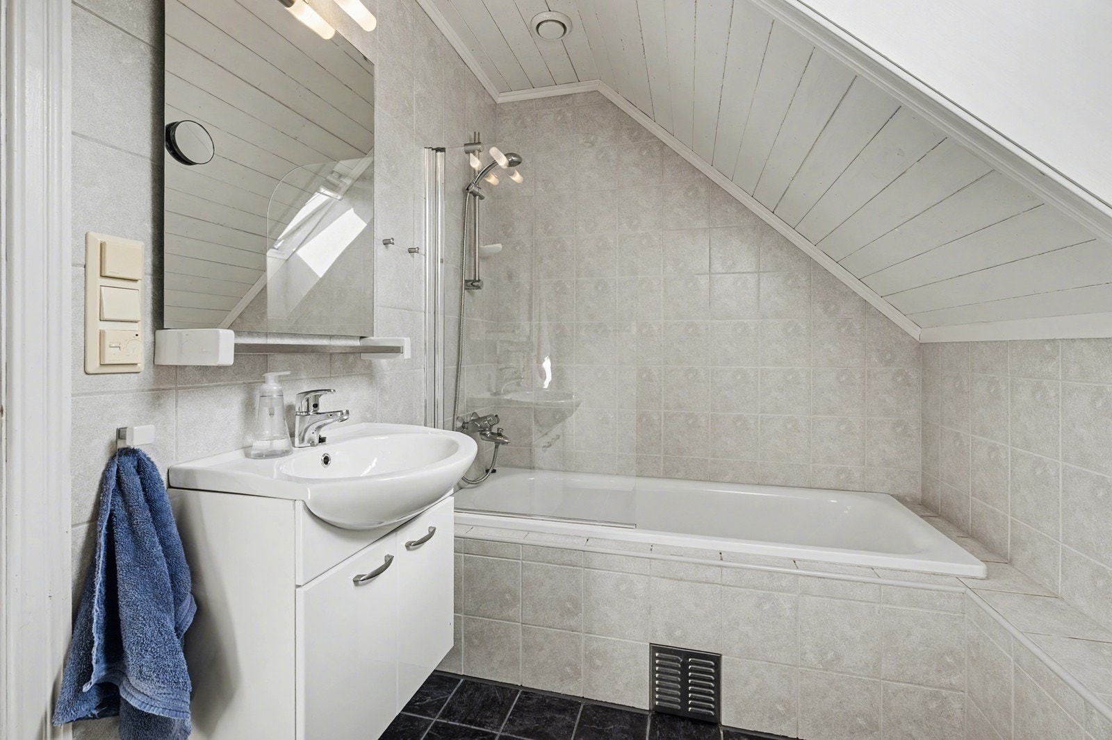 Badet i andre etasje med badekar/dusj og toalett. Galleribilde