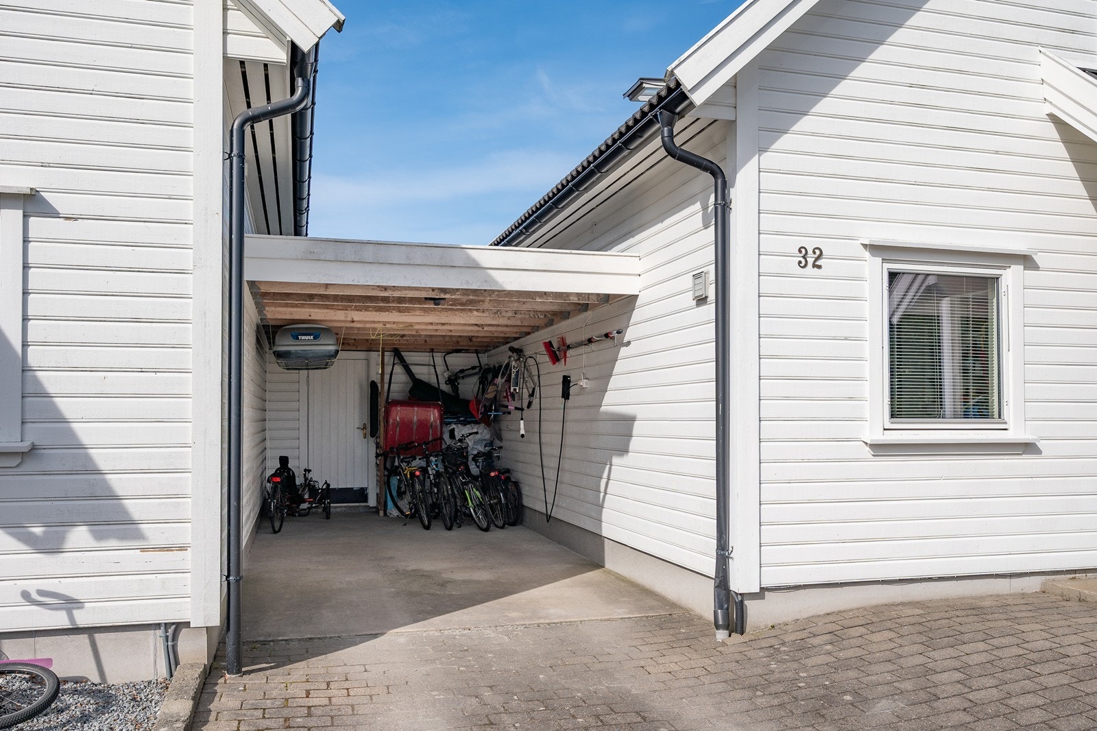 Carport med bod, her er det gjennomgang til hagen. Galleribilde