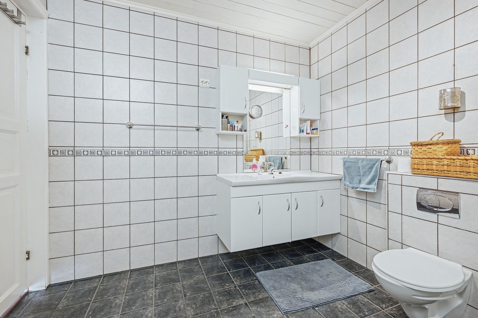 Bad i 1 etasje er stort og romslig. Galleribilde