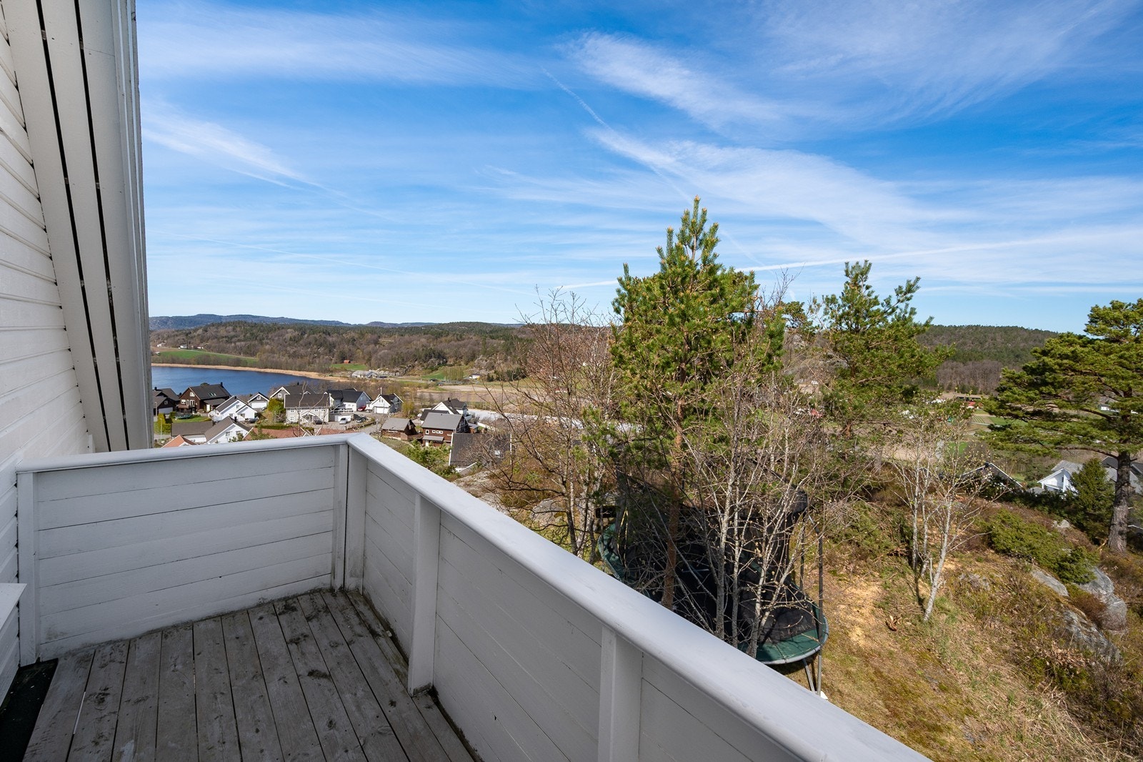 Balkong fra Master/ soverom 4 har gode solforhold om morgenen og ser utover Landvikvannet. Galleribilde