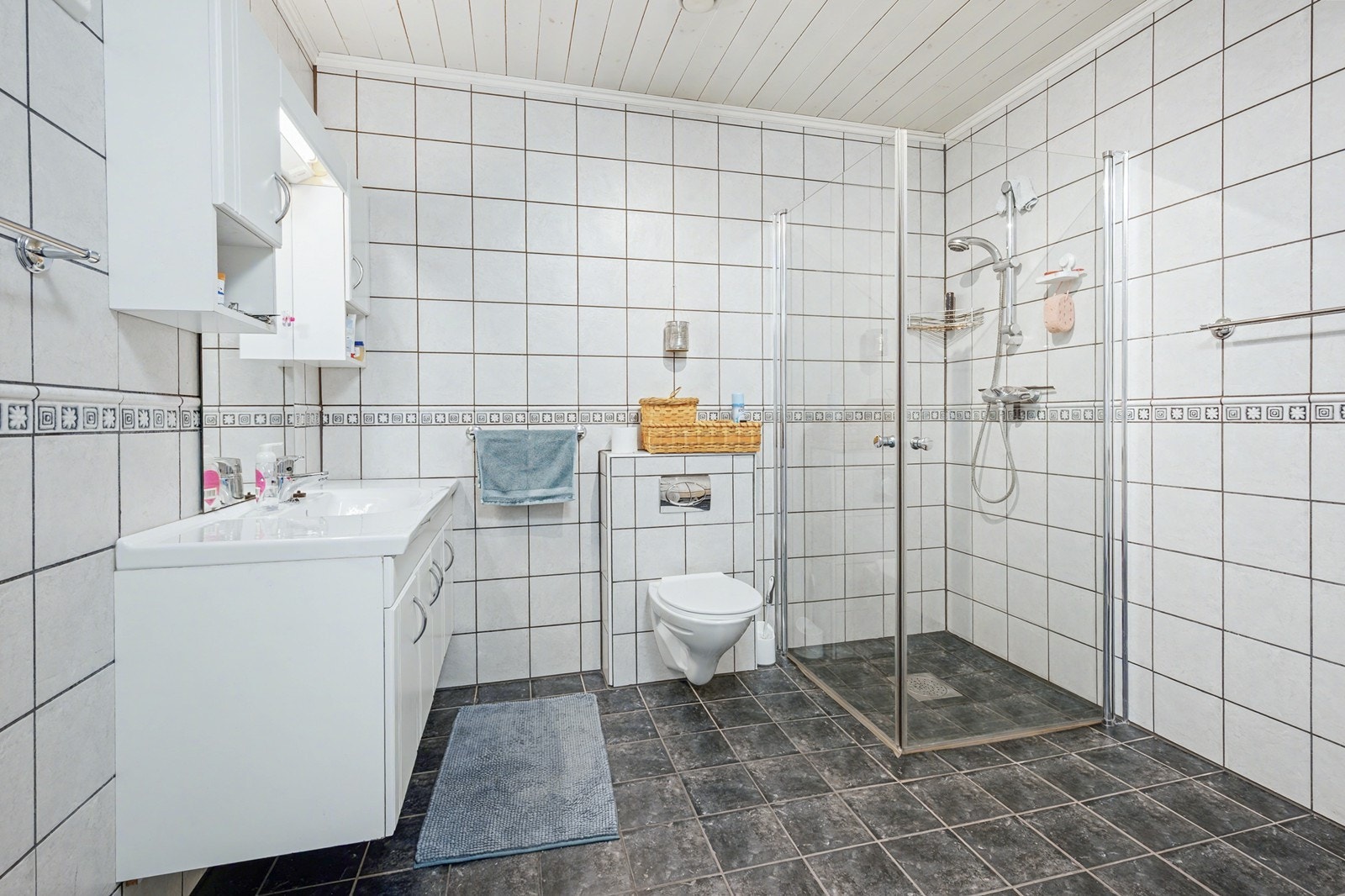 Bad i 1 etasje er stort og romslig. Galleribilde