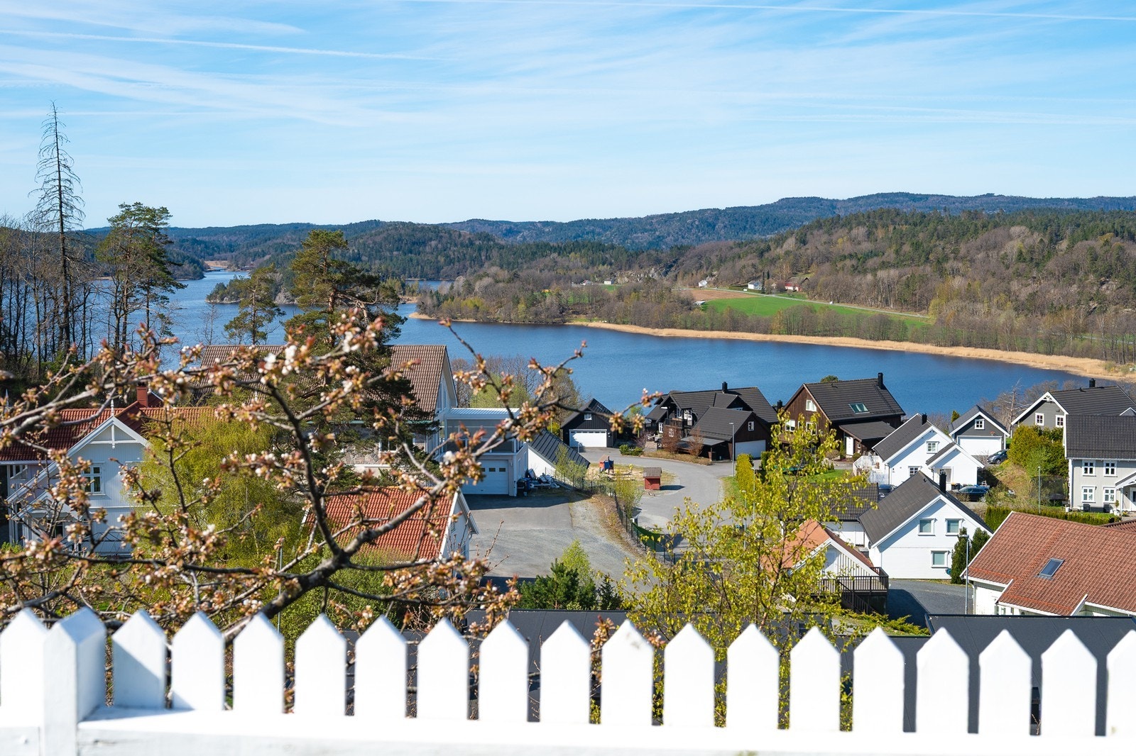 Utsikt fra tomten ser ut over Landvikvannet. Galleribilde