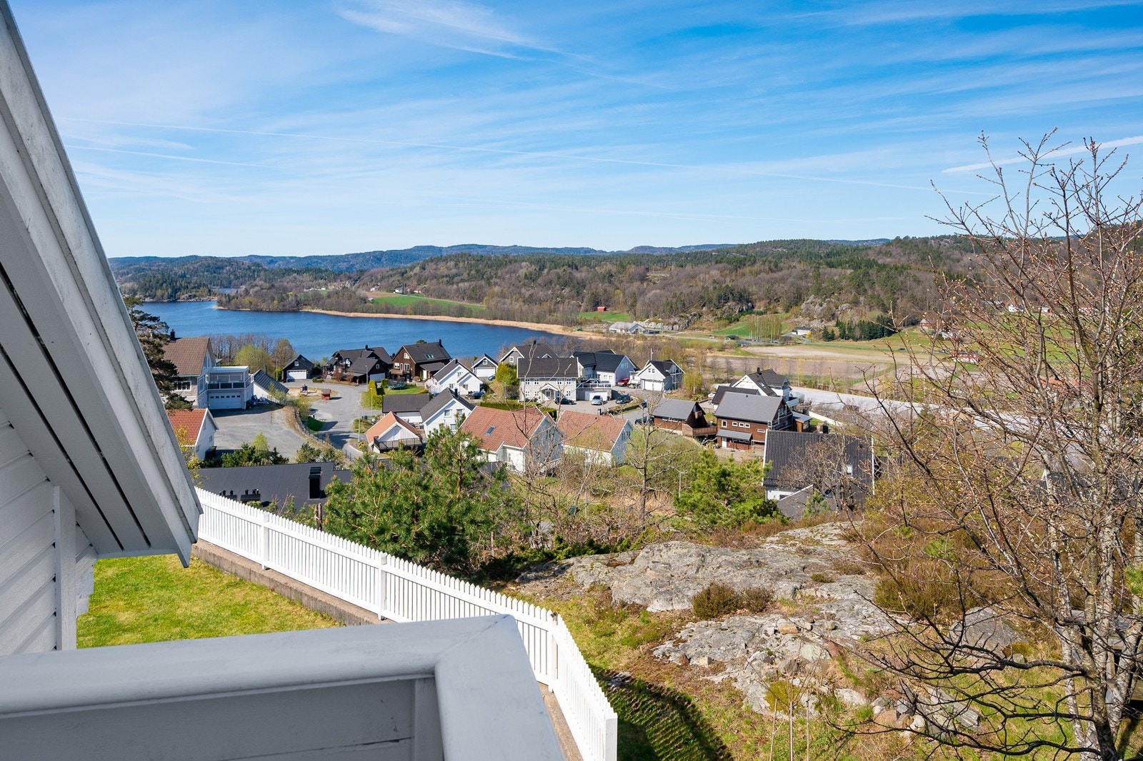 Balkong fra Master/ soverom 4 har gode solforhold om morgenen og ser utover Landvikvannet. Galleribilde