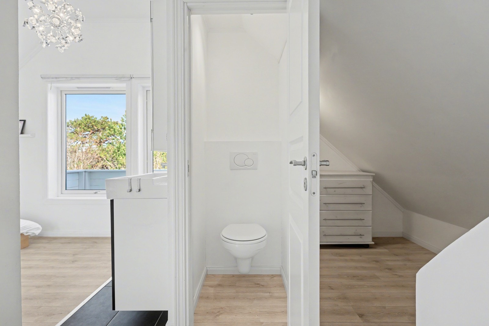 Soverom 4/master soverom med eget dusjrom, wc og garderobe. Galleribilde