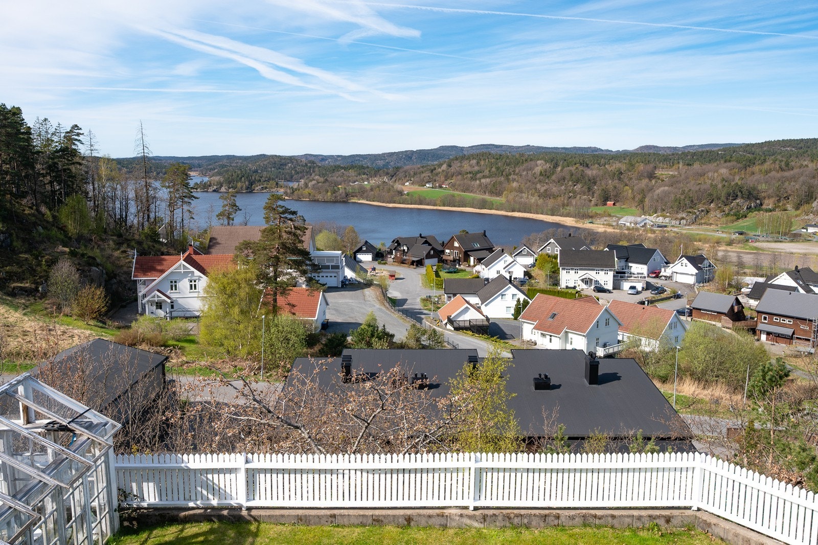 Utsikt fra boligens andre etasje ser mot Landvikvannet. Galleribilde