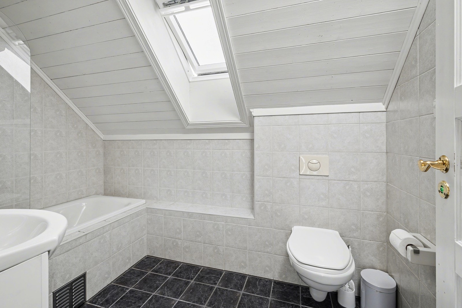 Badet i andre etasje med badekar/dusj og toalett. Galleribilde