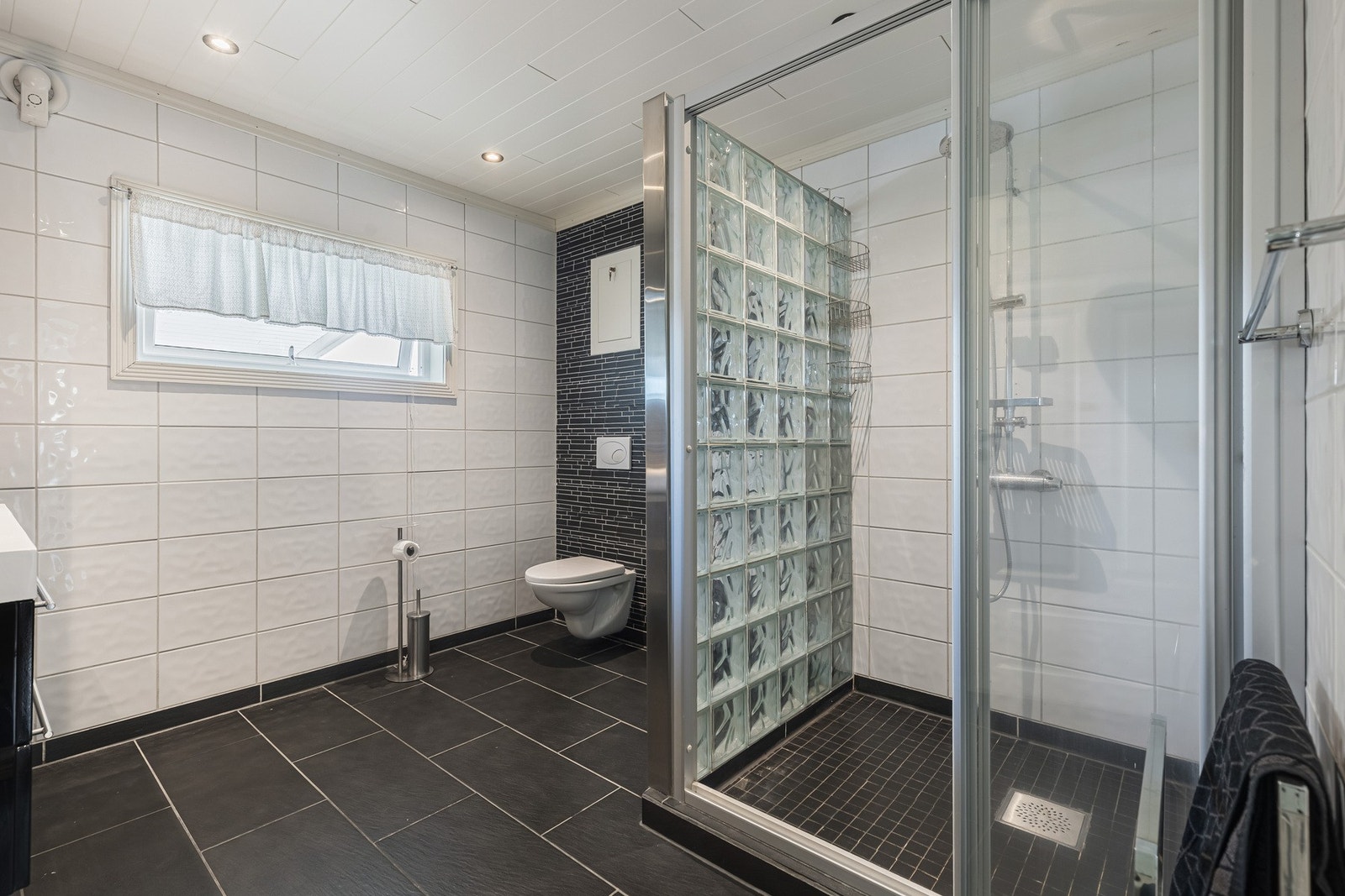 Badene er utstyrt med nødvendige fasiliteter og har en funksjonell utforming. Galleribilde