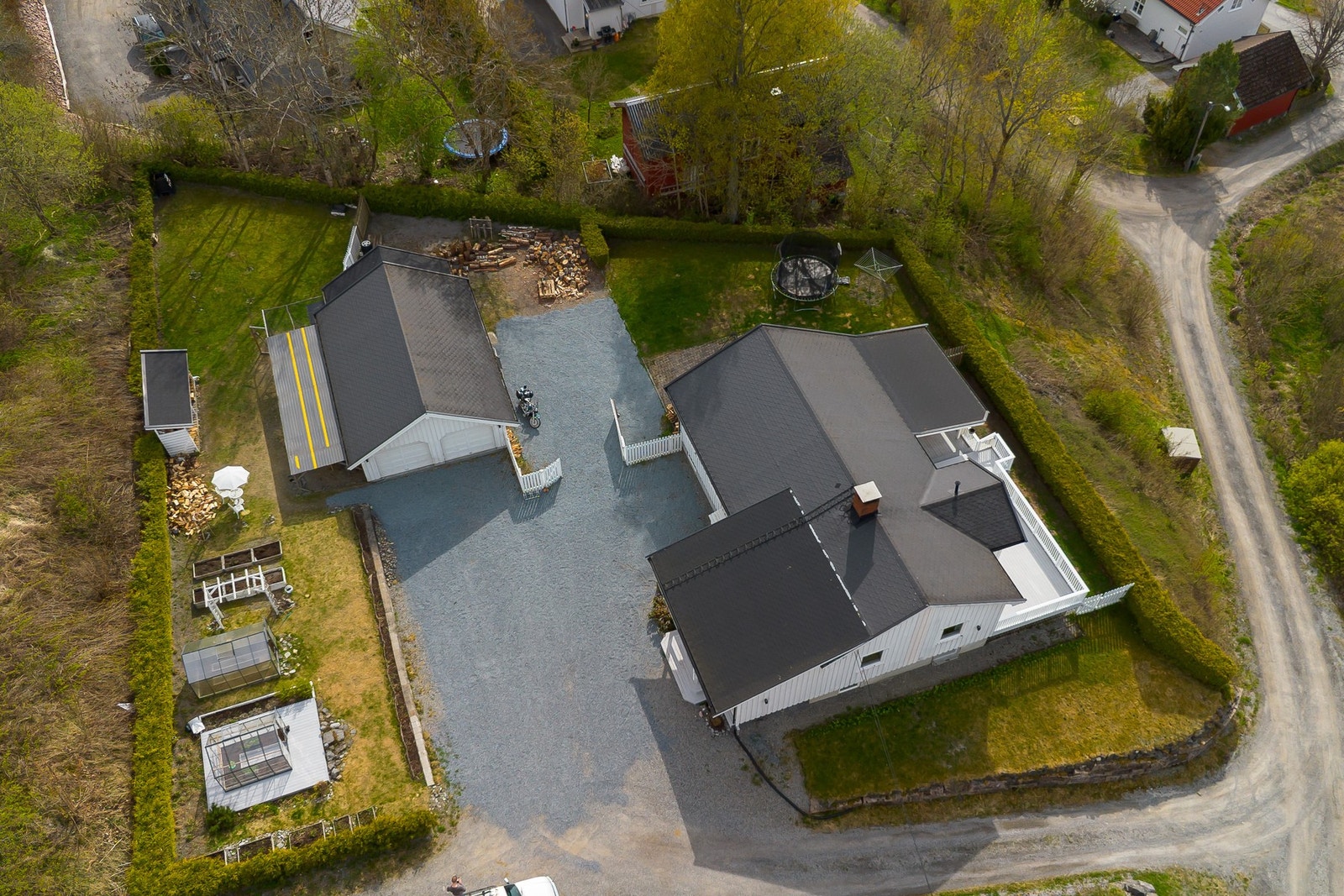 Det er gode togforbindelser til Kongsberg, Drammen og Oslo, samt kort vei til Hokksund og hovedveinettet. Galleribilde