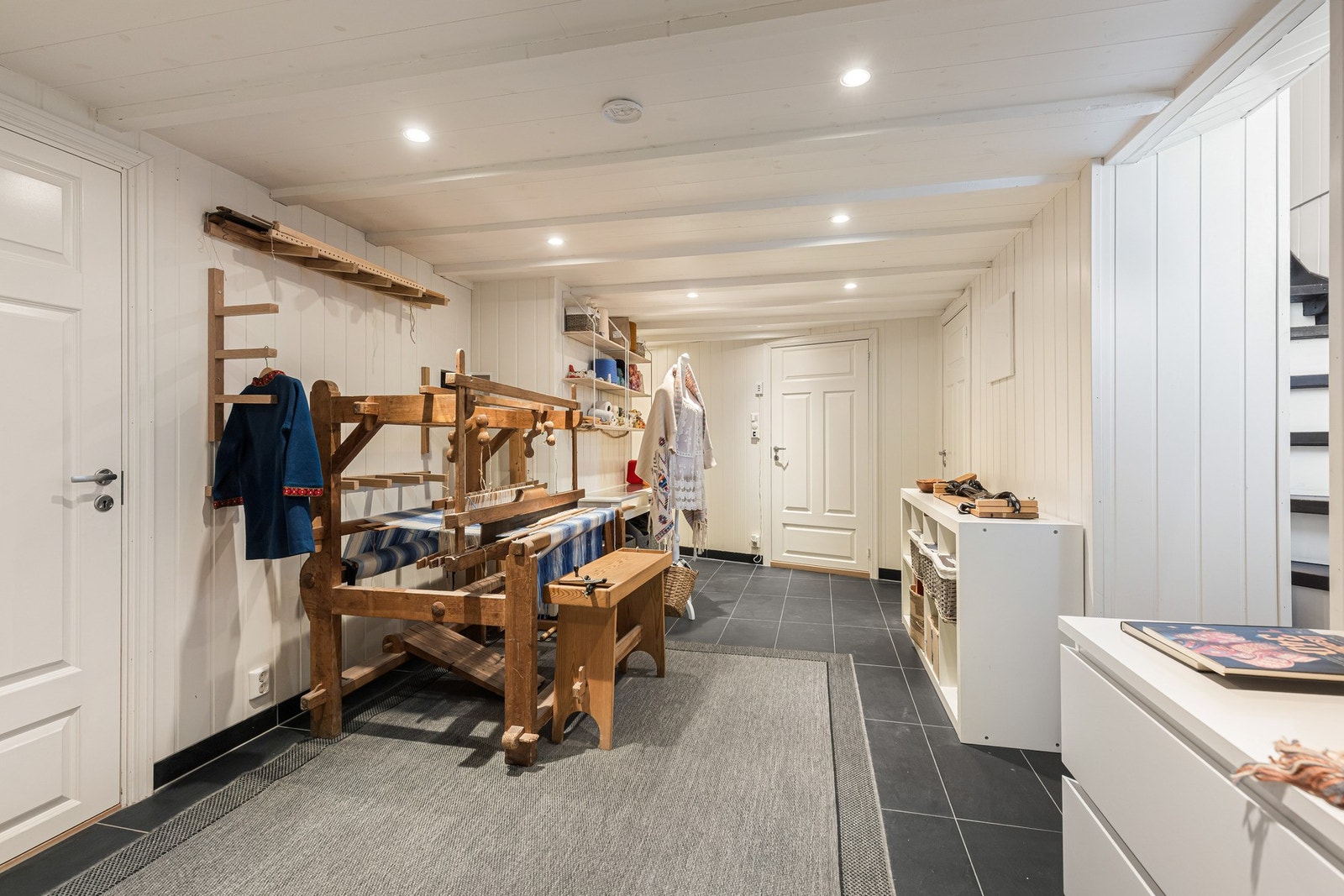 I hallen i kjelleren er det god plass til hjemmekontor, lagring eller hva enn en måtte ønske. Galleribilde