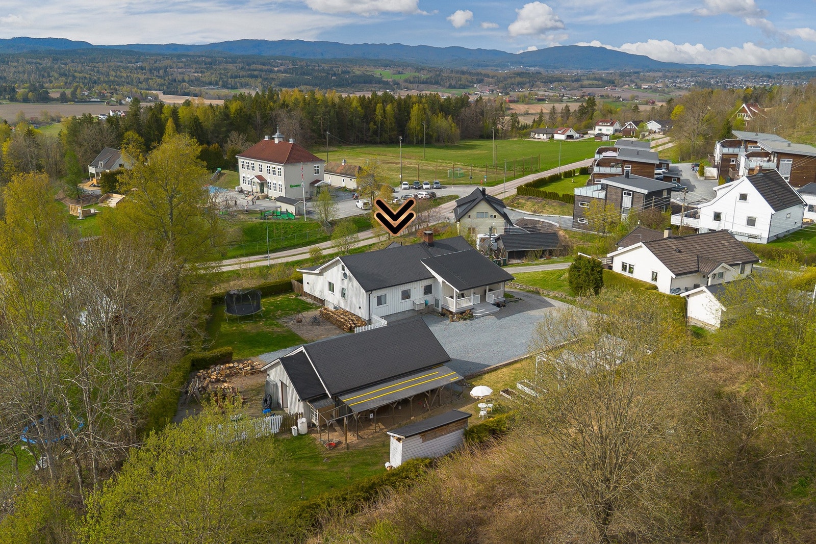 Her finner du et godt utvalg av servicetilbud som butikker, skole, barnehage, jernbanestasjon og idrettsanlegg. Det er kort vei til lekeplasser, treningsmuligheter og rekreasjonstilbud. Galleribilde