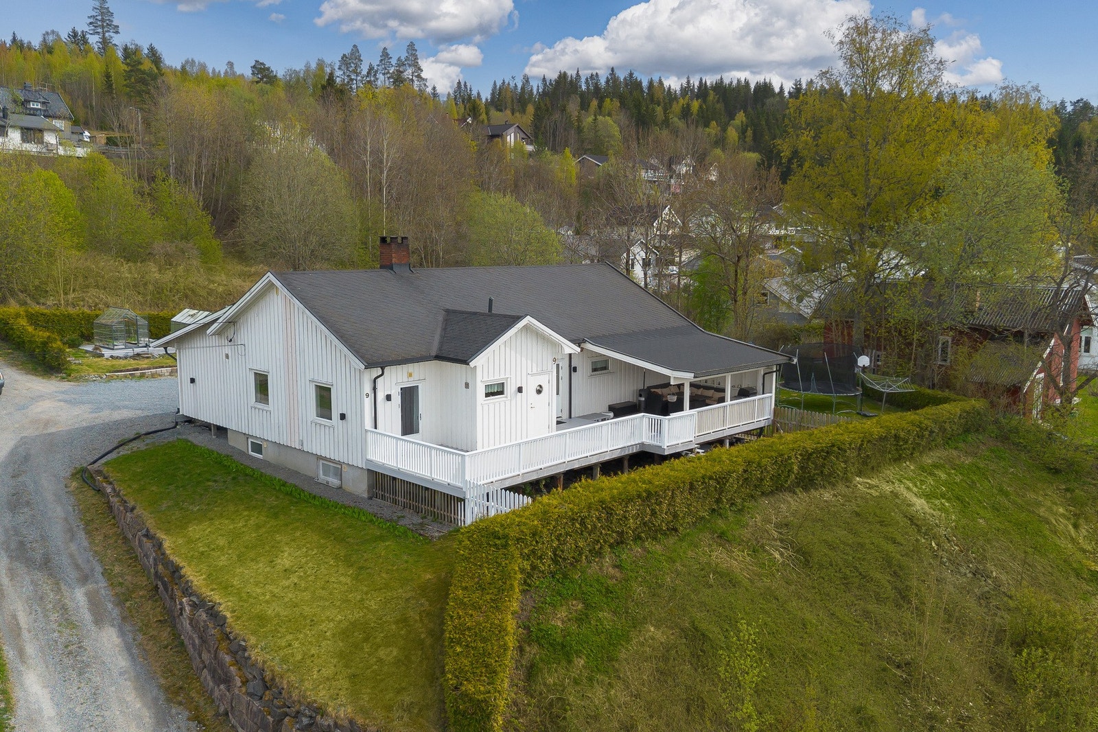 Eiendommen ligger pent til på Røkeberg, i et rolig og barnevennlig område, ca. 2 km fra Vestfossen sentrum. Galleribilde