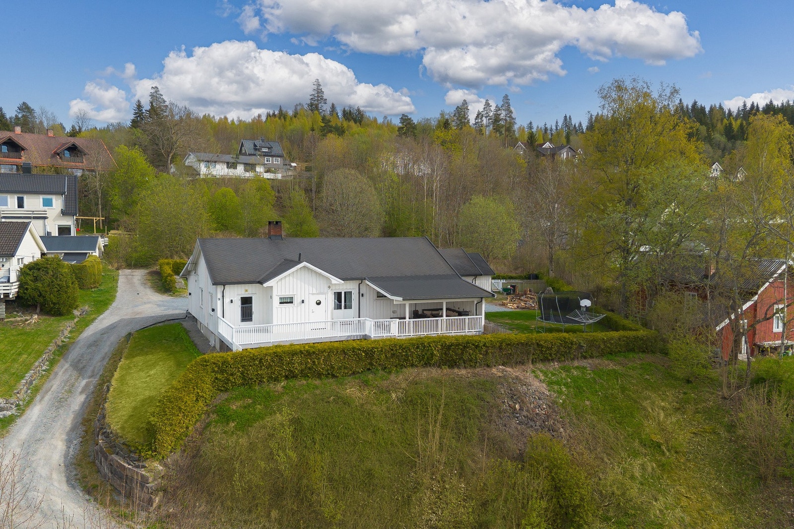 Eiendommen ligger pent til på Røkeberg, i et rolig og barnevennlig område, ca. 2 km fra Vestfossen sentrum. Galleribilde
