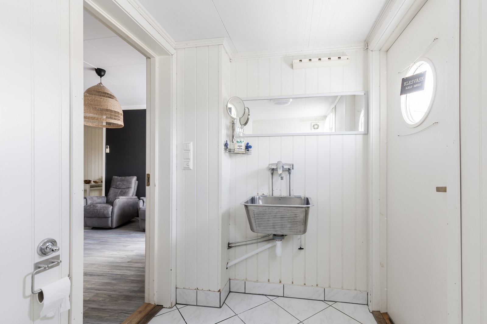I hovedetasjen er det et eget vaskerom. Det er også direkte utgang ut i hagen - perfekt for hundeeiere. Galleribilde
