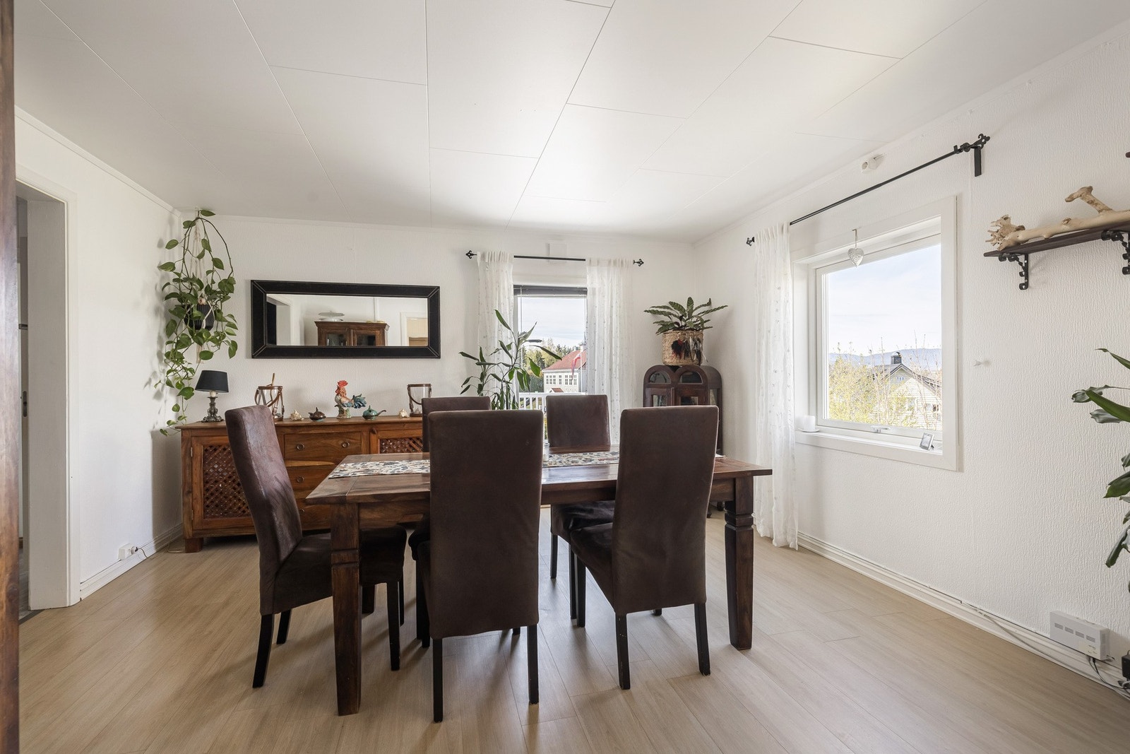 Spisestuen er lys og innbydende med god plass til spisebord. Galleribilde