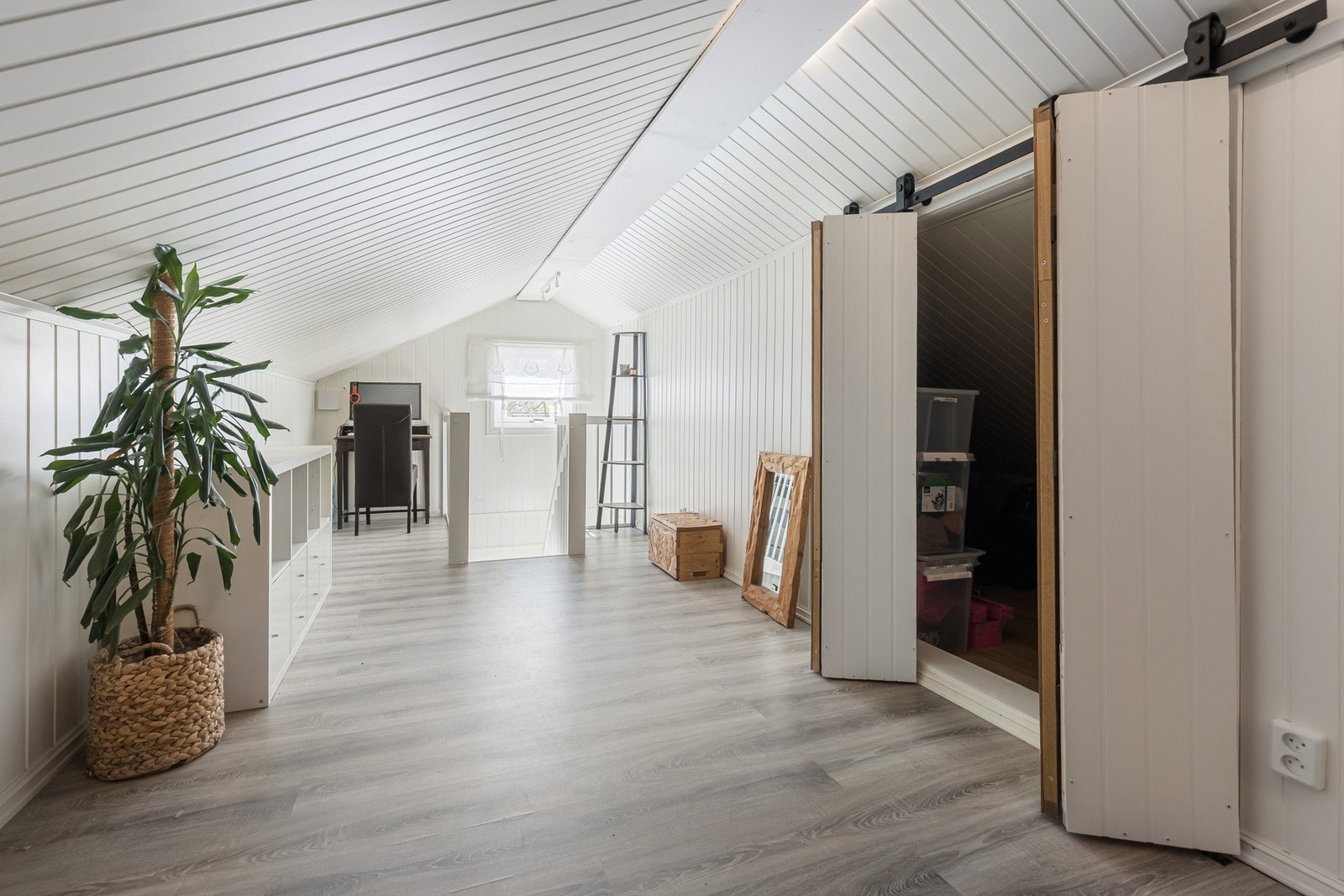 Loftet er innredet, og passer fint som både kontor, lekerom og lagringsplass. Galleribilde