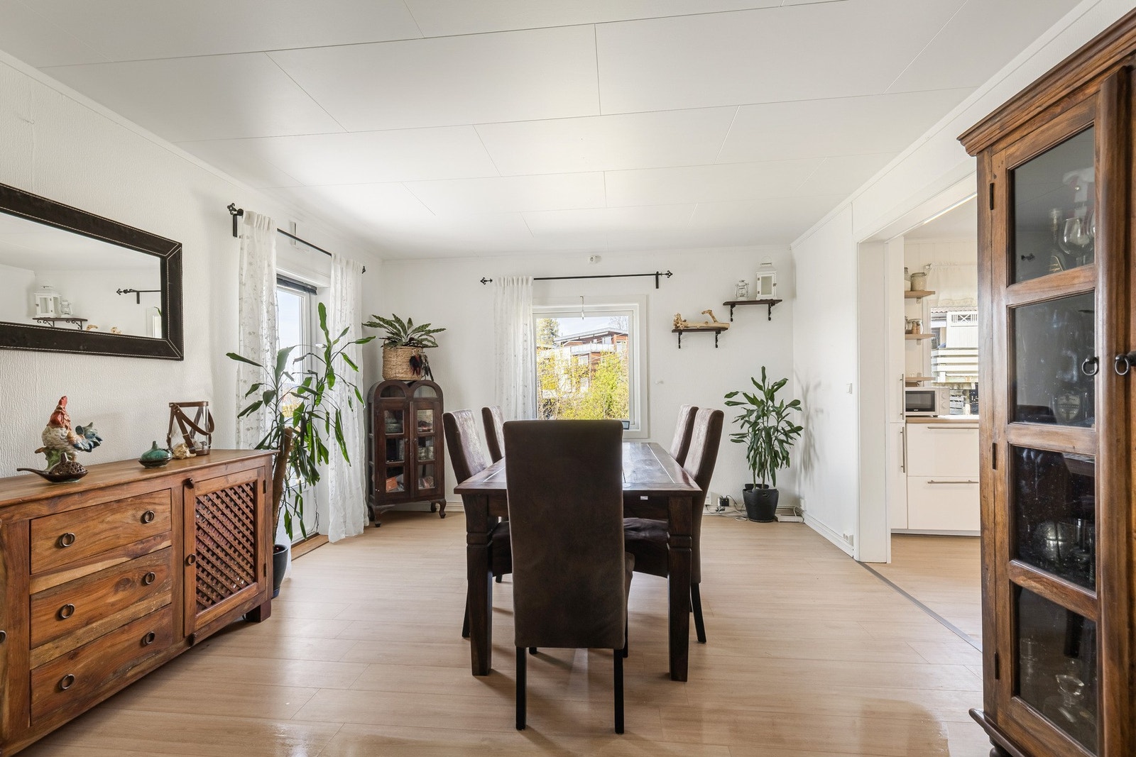 Her samles venner og fmailie til hyggelige måltider. Galleribilde