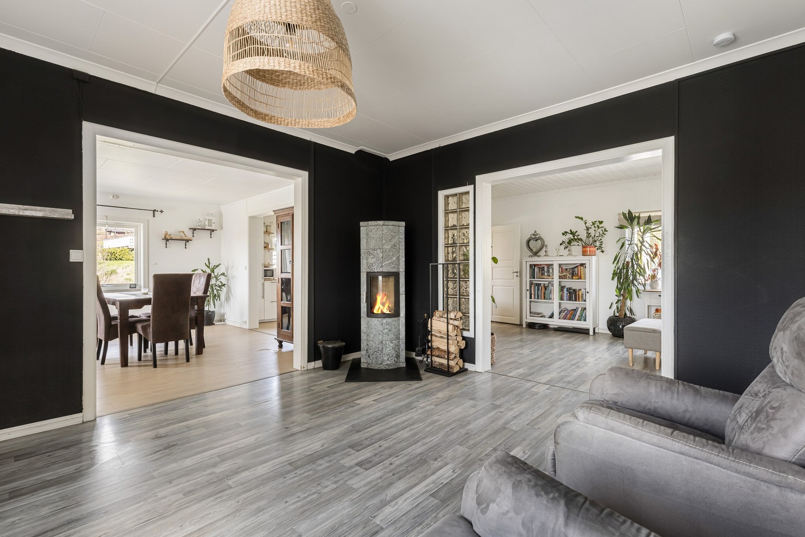 Boligen har en delvis åpen stue, med flere brukssoner. Galleribilde