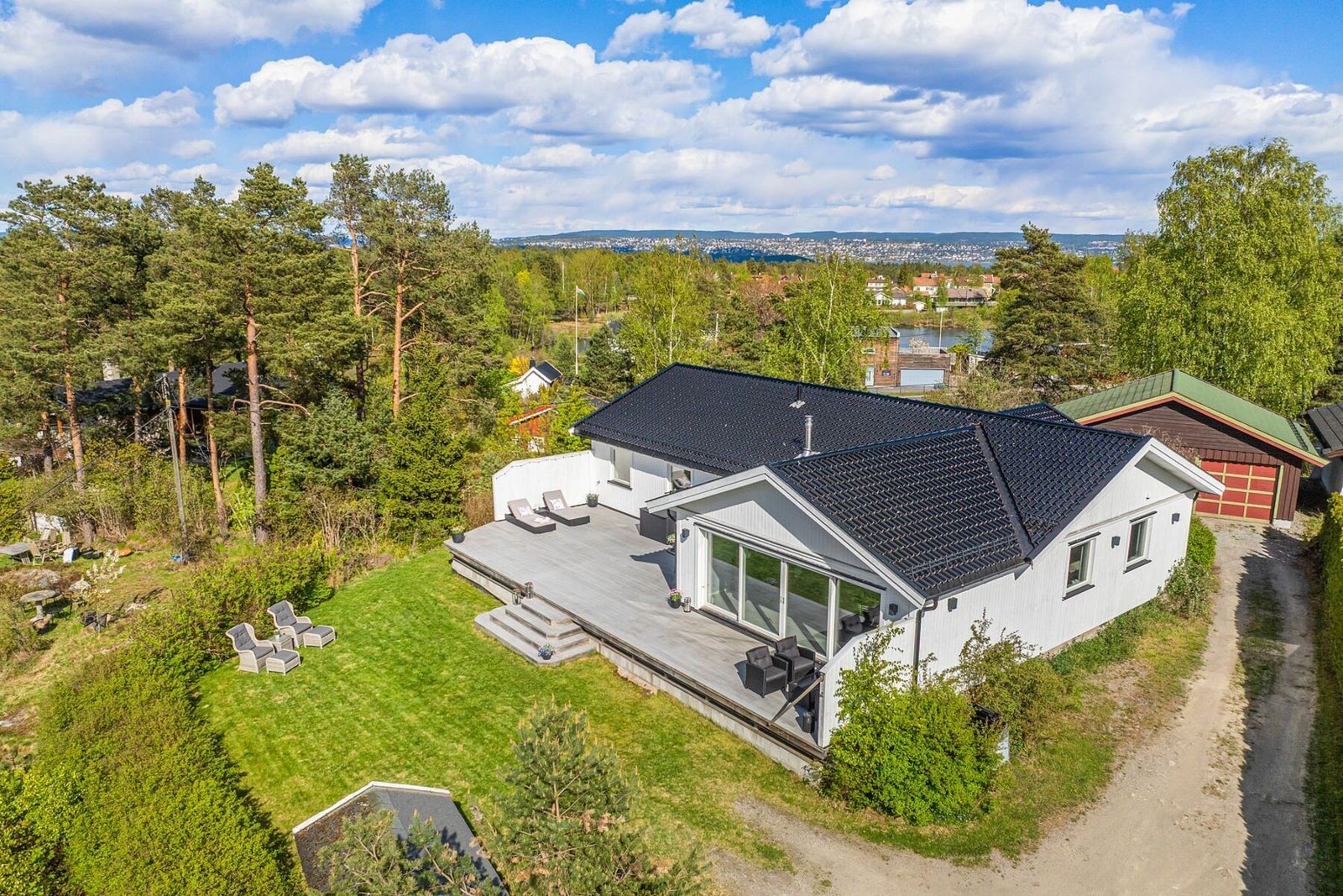 Enebolig oppført i 1978 som ble renovert og var innflyttingsklar i april 2017. Boligen er plassert på en høyde med lite innsyn fra boligene rundt og en fantastisk utsikt. Galleribilde