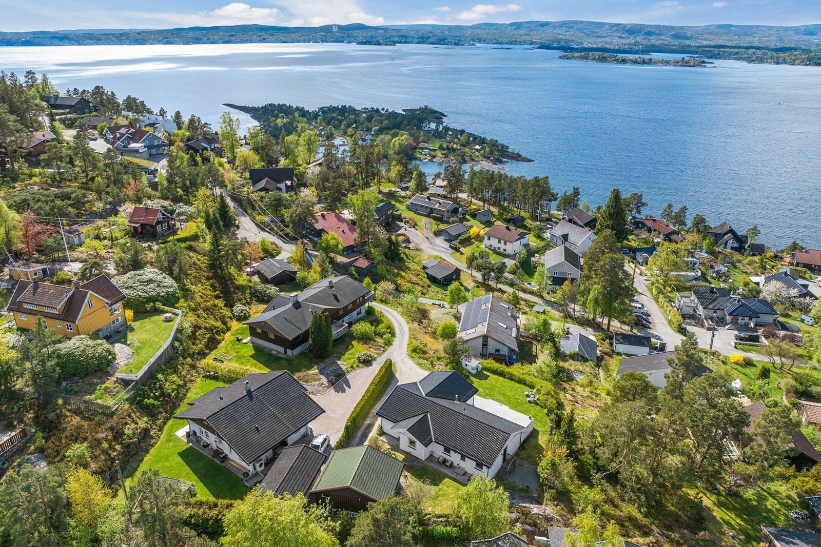 Flaskebekk/Sjøstrand er et av Nesoddens mest attraktive villaområder, idyllisk beliggende på Nesoddens vestside. Galleribilde