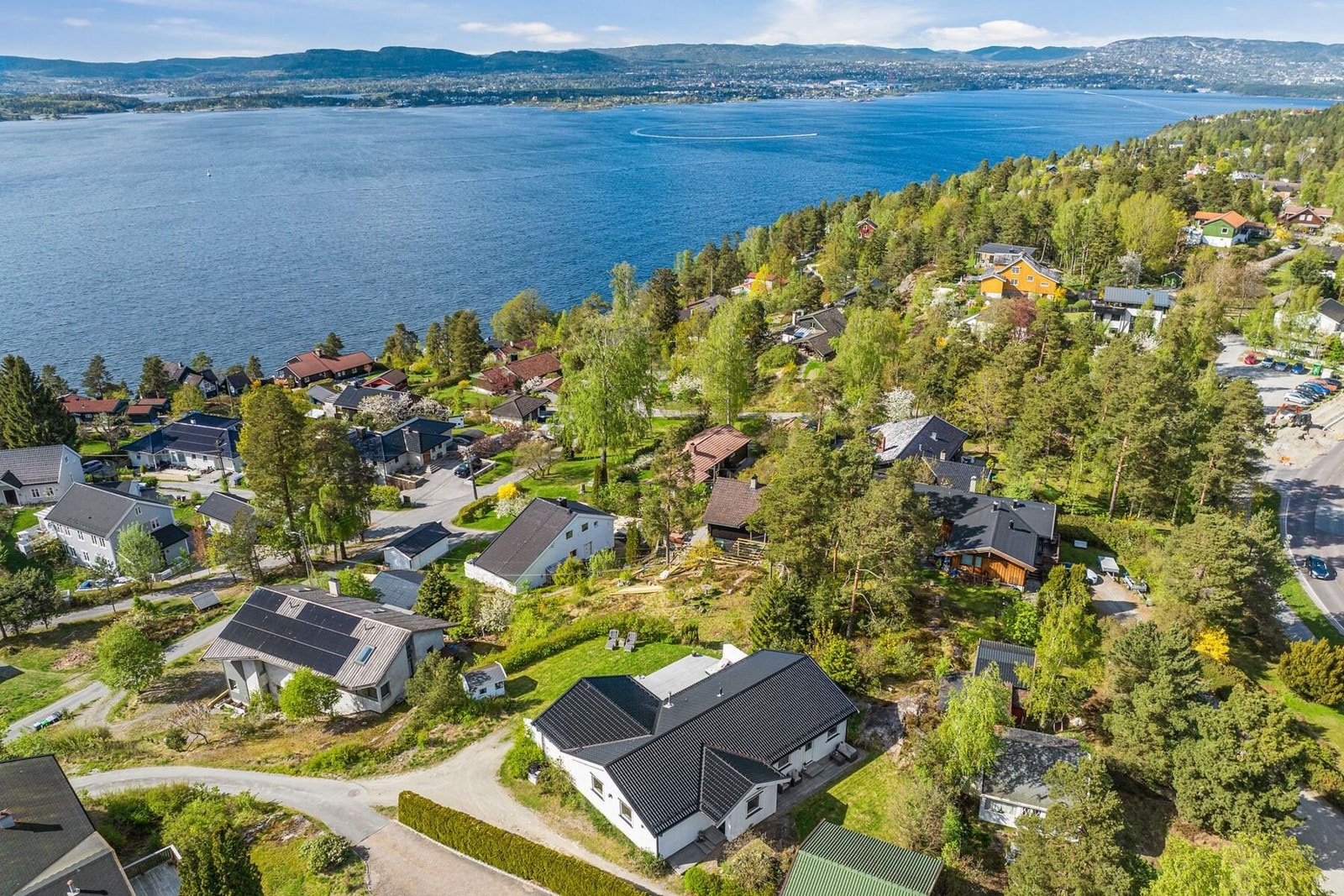 Dette er en eiendom som kombinerer utsikt, solforhold og bokvalitet på en svært attraktiv måte. Galleribilde