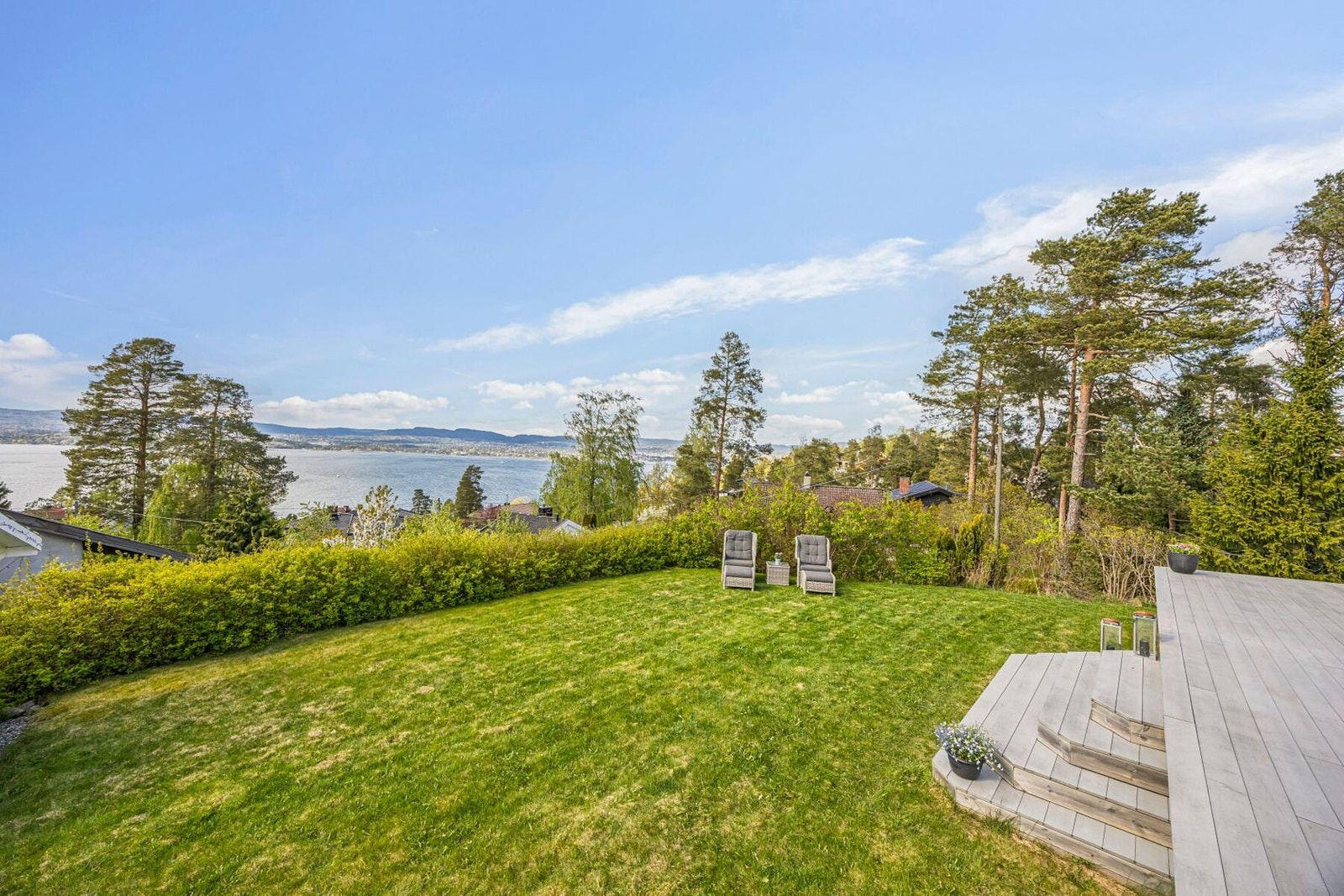 Eiendommen har en pent opparbeidet og svært innbydende hage som bidrar til en grønn og lun atmosfære rundt boligen. Her finner du velholdt gressplen, flotte beplantninger og hyggelige uteområder som skaper en harmonisk ramme rundt eiendommen. Galleribilde