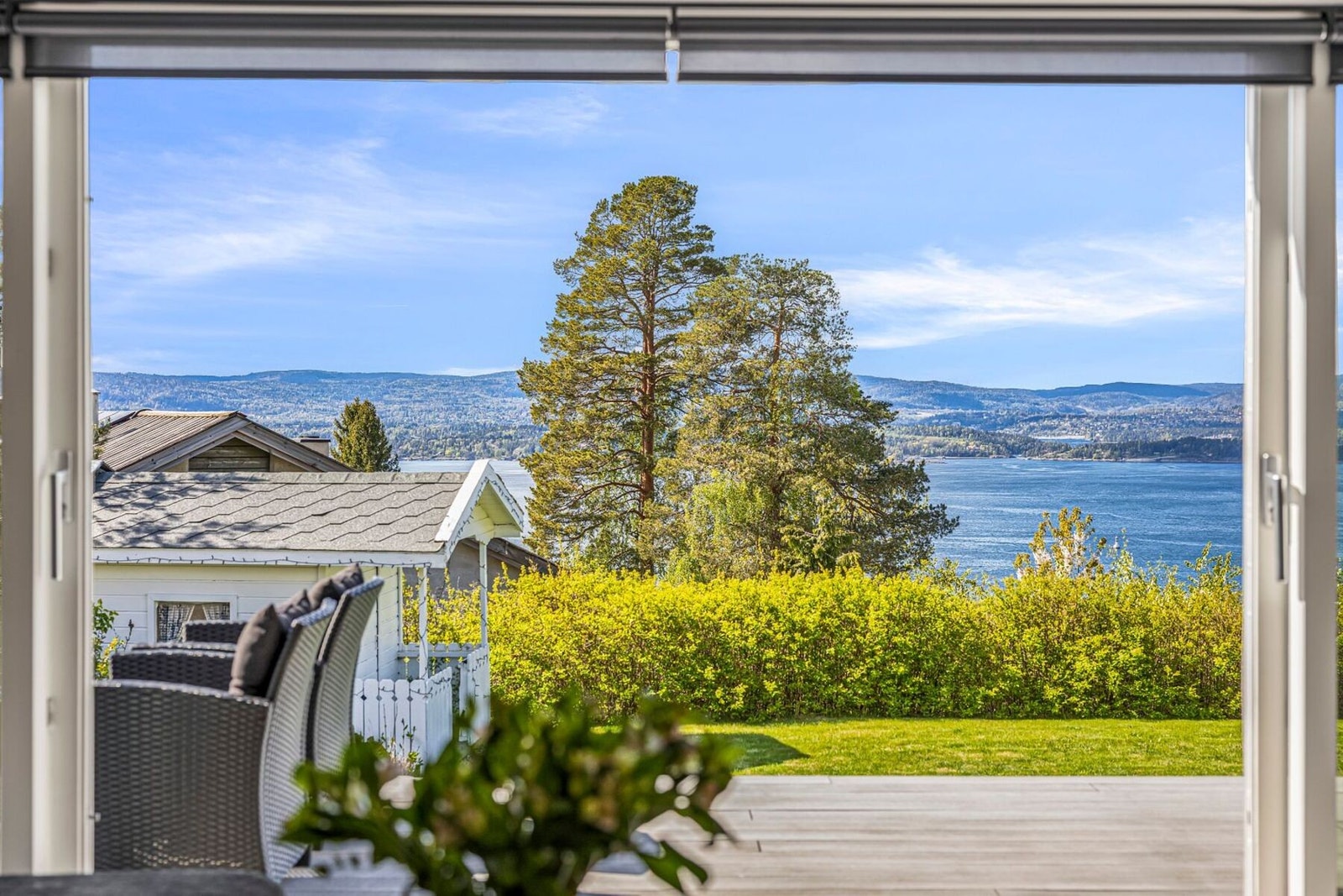 Fra stuen og terrassen kan utsikten og kveldssolen nytes i helt private omgivelser. Galleribilde