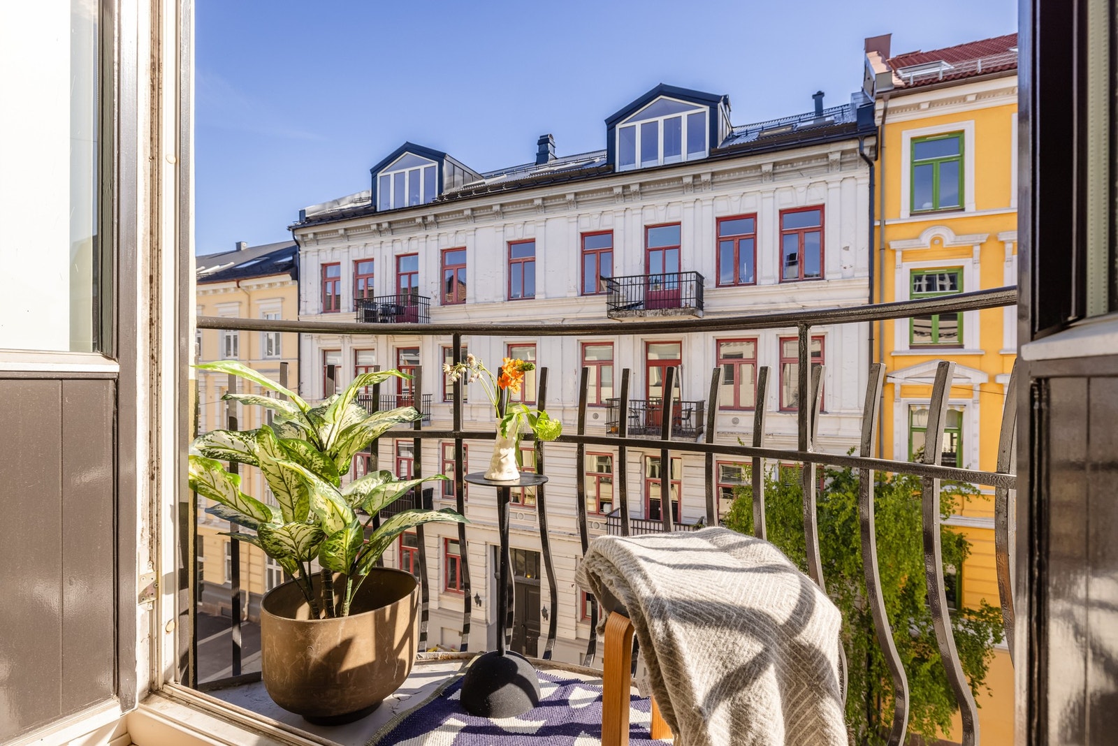 Fra stuen kan man åpne opp begge dørene mot den sjarmerende balkongen. Galleribilde