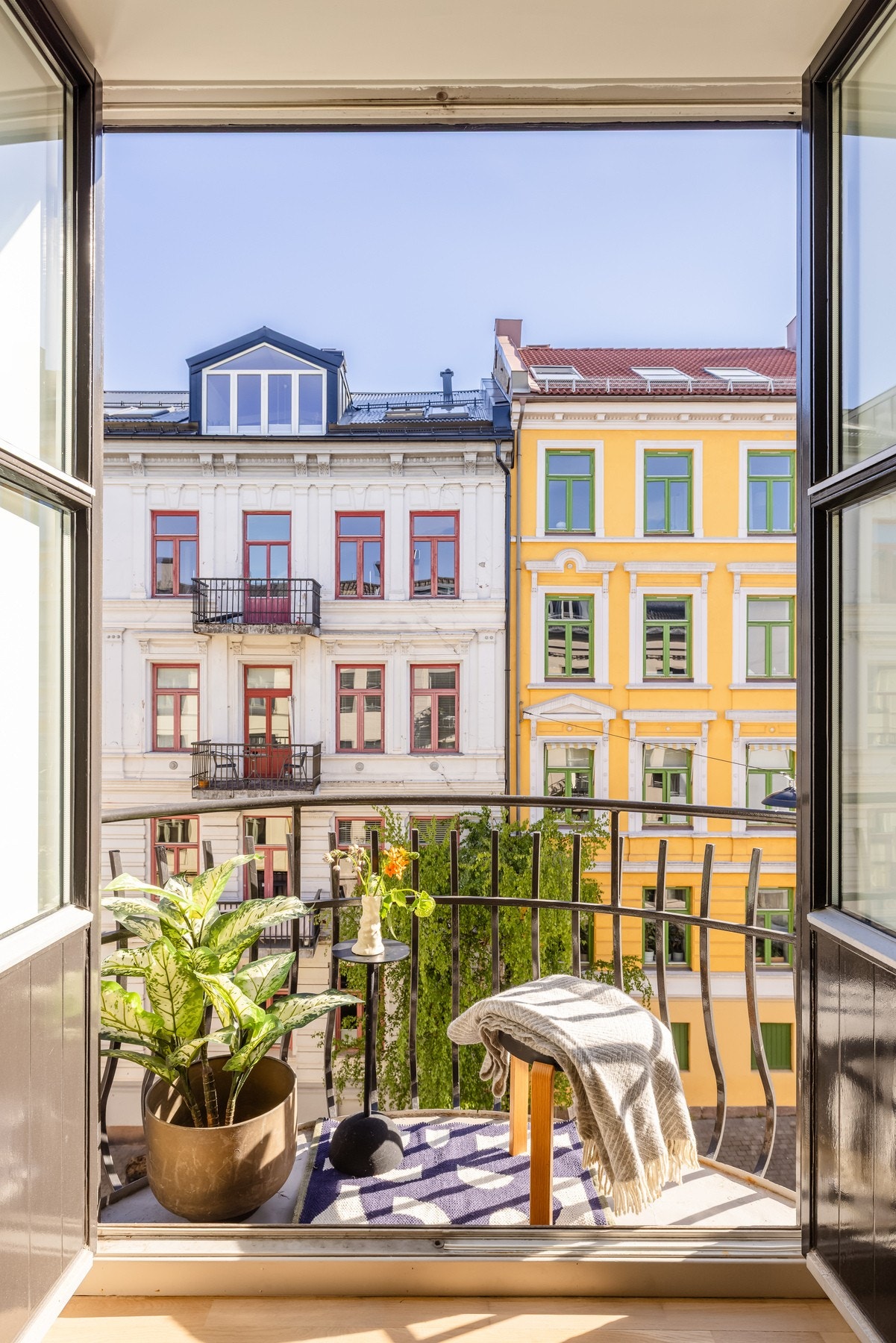 Leiligheten er omkranset av flott, klassisk bebyggelse. Galleribilde