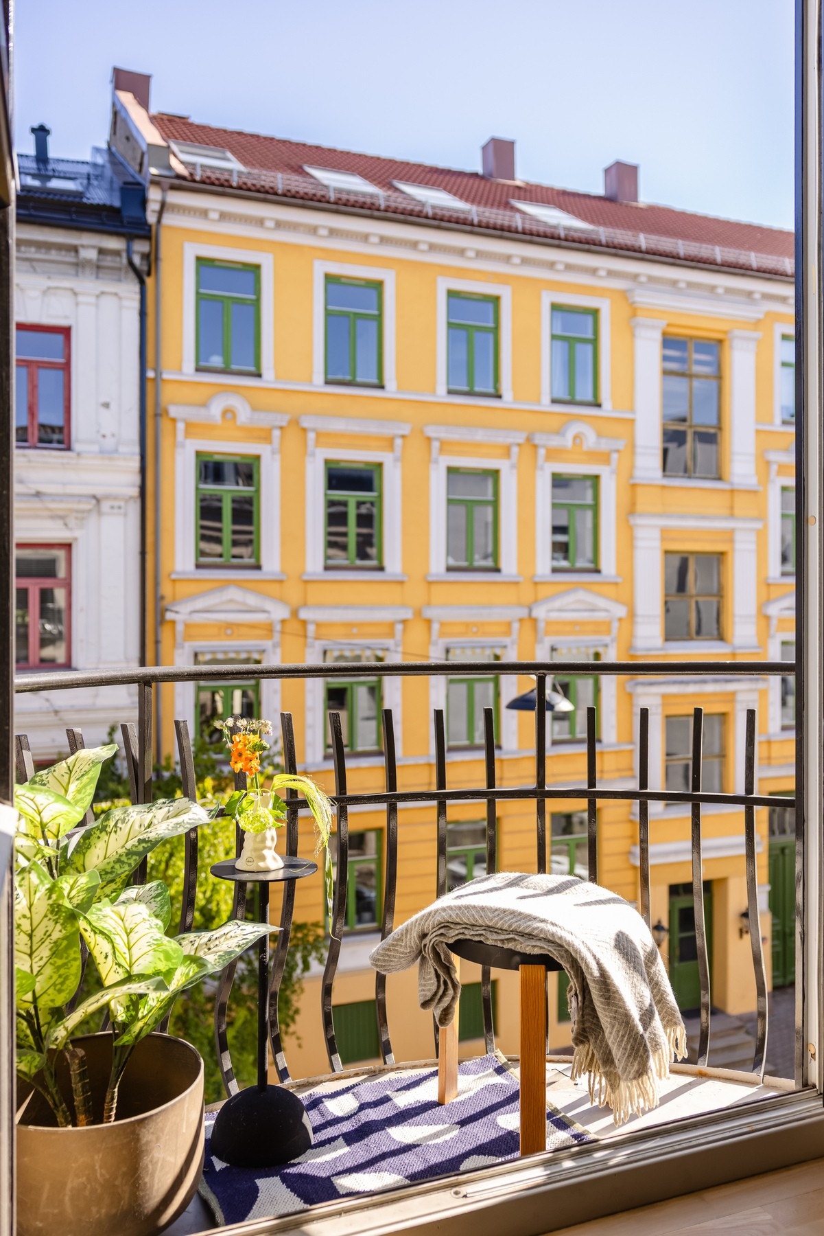 Balkongen er ikke av de største, men det er plass til en krakk eller to for å nye morgensola. Galleribilde