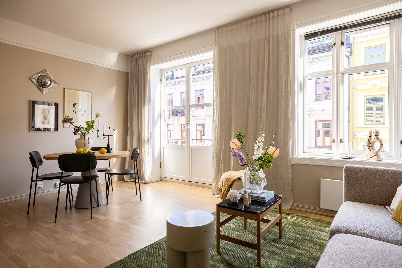 Takhøyden er bra og store vindusflater sørger for å åpne opp og slippe lyset inn. Galleribilde