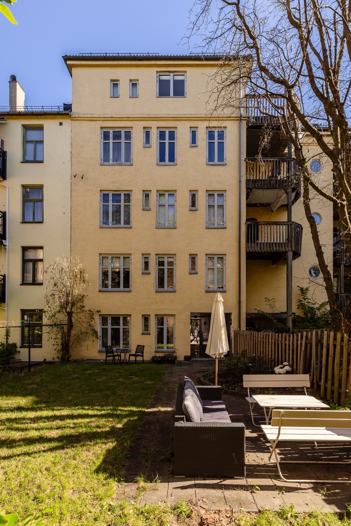 Bakgård. Galleribilde