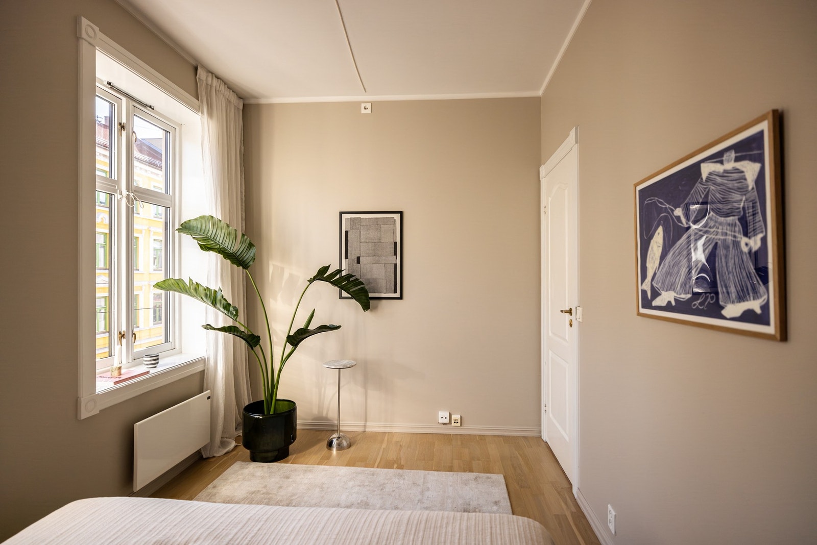 Det er god plass til å sette inn en garderobe på soverommet om man ønsket det. Galleribilde