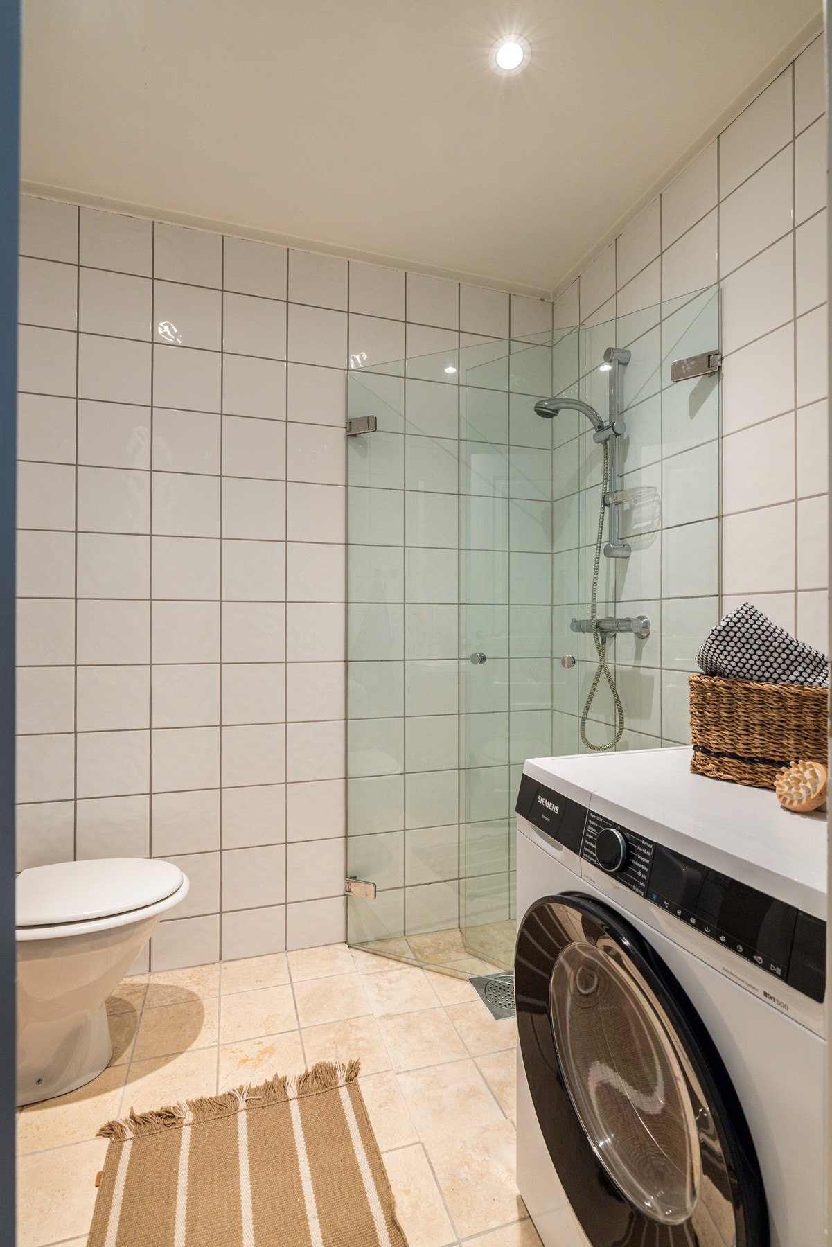 Badet har opplegg for vaskemaskin / tørketrommel. Galleribilde