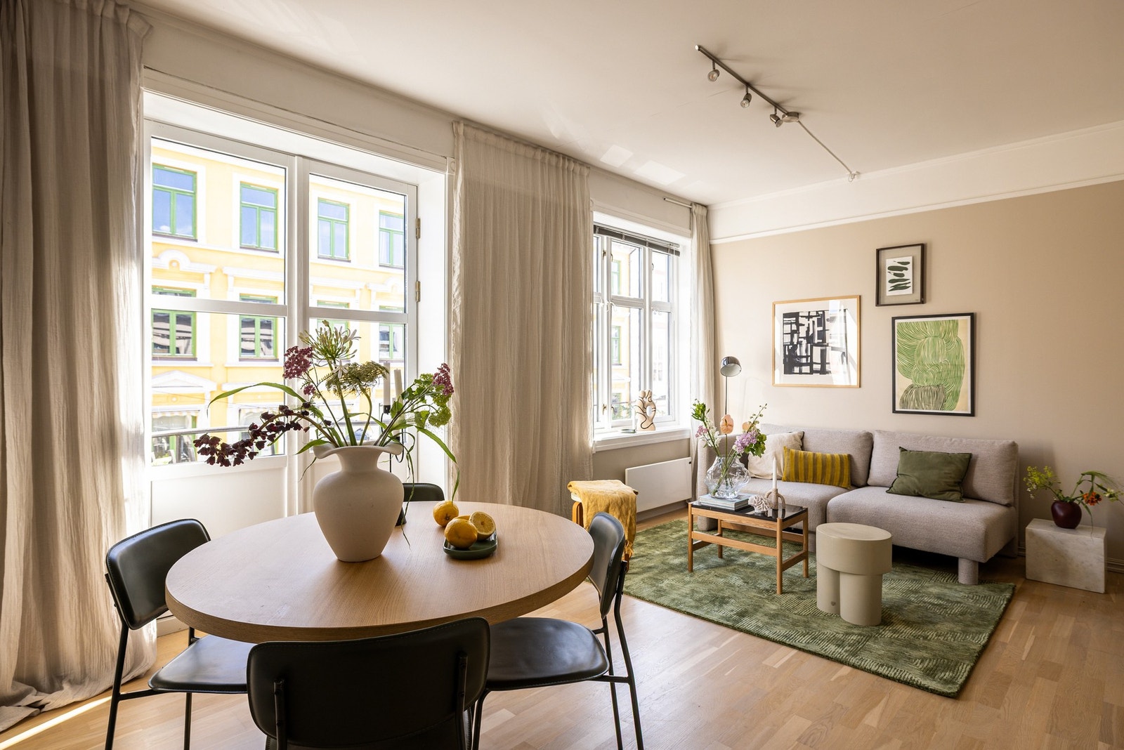 Stuen har en god størrelse og kan møbleres med både sittegruppe og spiseplass. Galleribilde