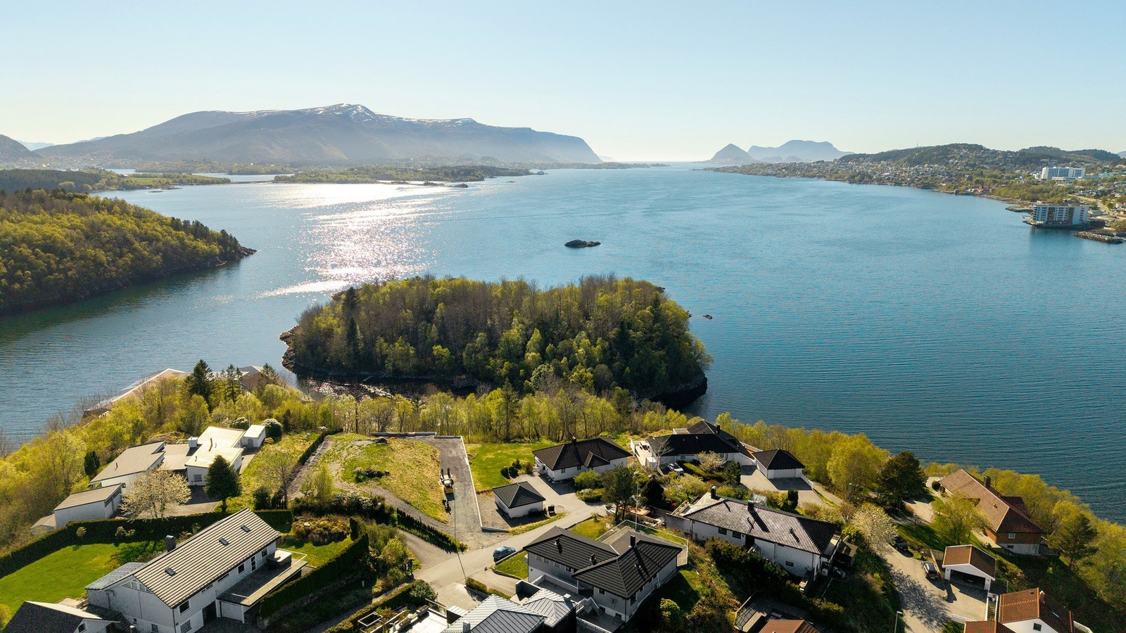Sti ned til eiendommen fra Nesvegen. Galleribilde