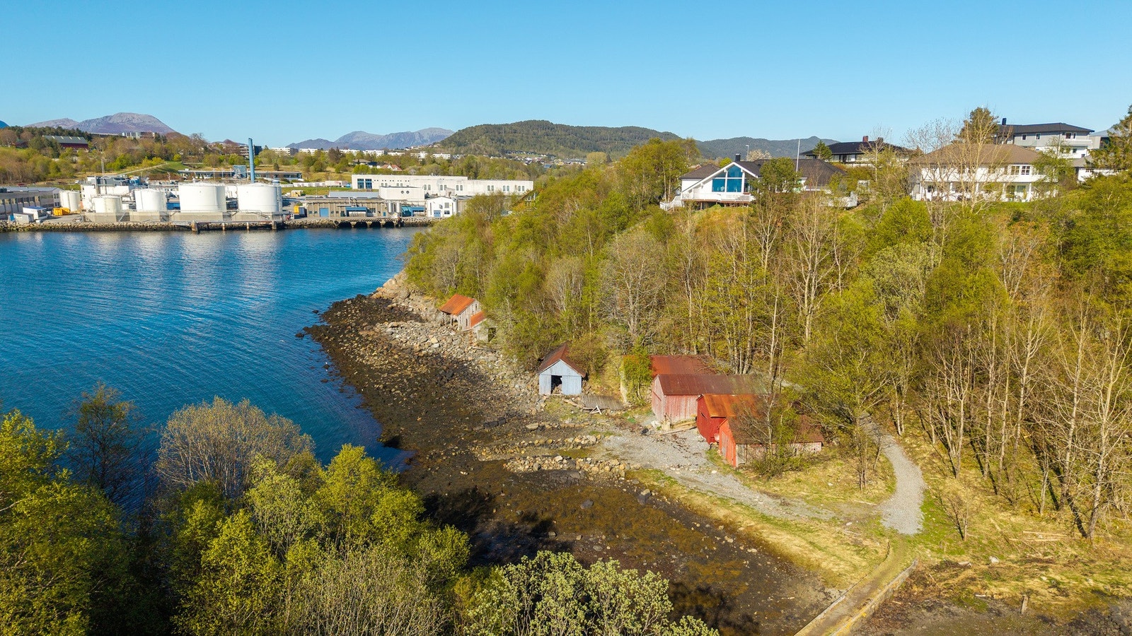 Største delen av tomten ligger i område avsatt til fritidsbebyggelse og en liten del av tomten mot nord ligger i friområde. Galleribilde